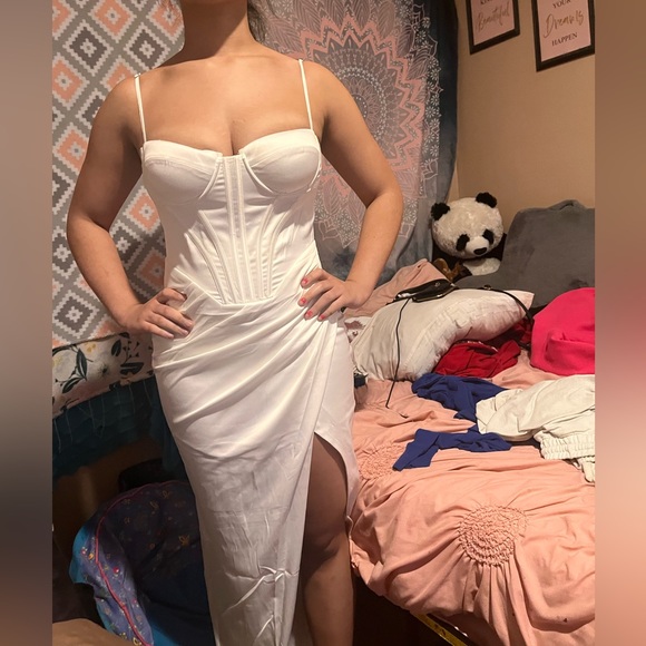 Dresses & Skirts - Beauty dress. No bra needed. Good quality.